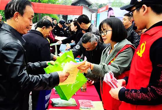 东升村民委员会领导团队，乡村发展的核心力量引领者